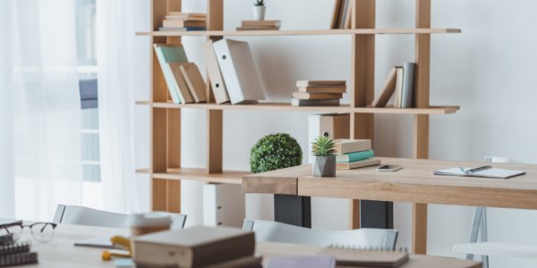 Regal im Arbeitszimmer