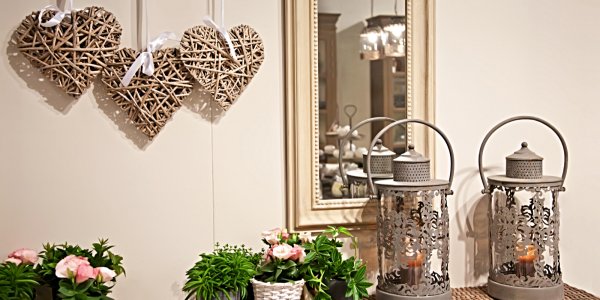 Aufhänger Windlichter und Kunstpflanzen als Wohndeko