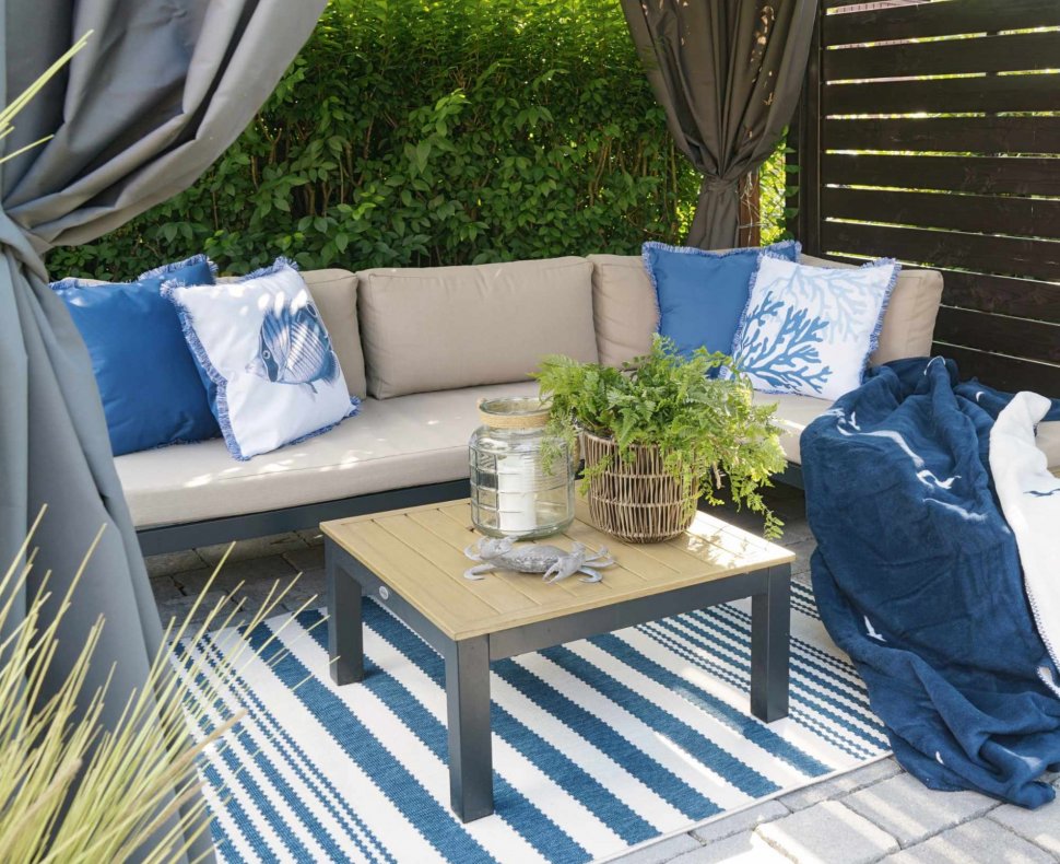 Sofa und Tisch für die Terrasse