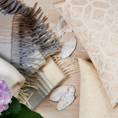 Wohndecken und Kissen