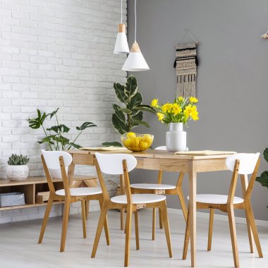 Esstisch aus Holz mit passenden Stühlen