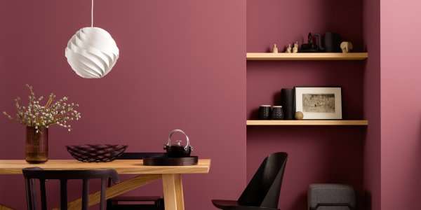 Rote Wandfarbe am Essplatz