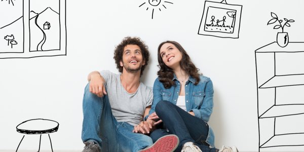 Pärchen plant Einrichtung seiner Wohnung