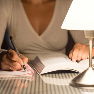 Tischlampe im Arbeitszimmer