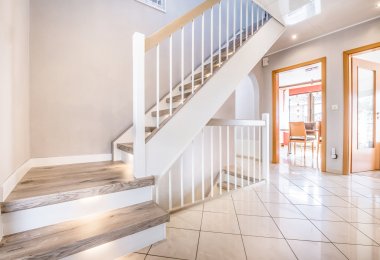 Treppe mit Stufenbeleuchtung