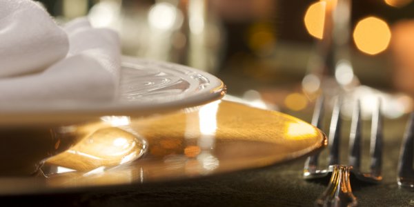 Platzteller als Tischdekoration