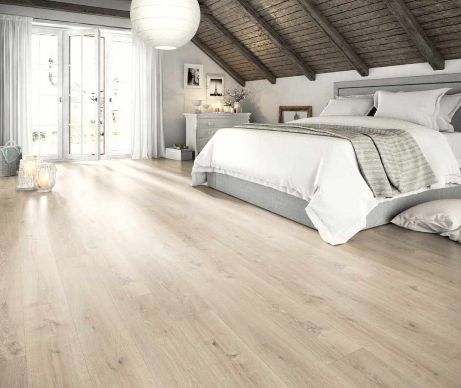 Schlafzimmer mit Boxspringbett und Holzfußboden