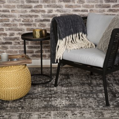 Sitzecke mit Sessel und Plaid