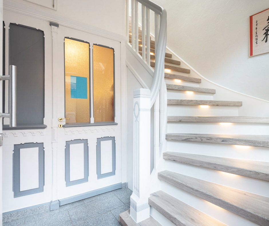 Treppe mit Stufenbeleuchtung