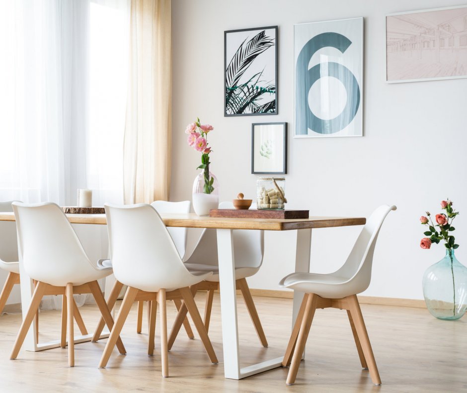 Esstisch aus Holz und Metall mit passenden Stühlen