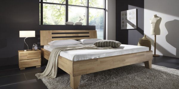 Massivholzbett im Gästezimmer