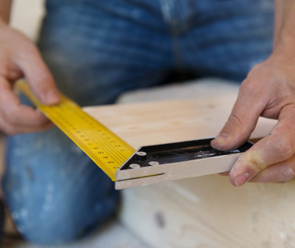 Ausmessen der Kanten eines Bodenbelags