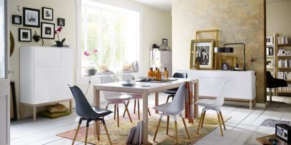 Essplatz mit Esstisch und Stühlen