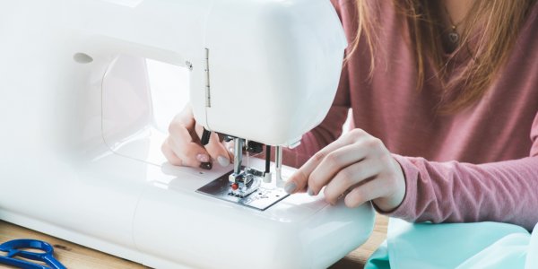 Näherin an der Nähmaschine