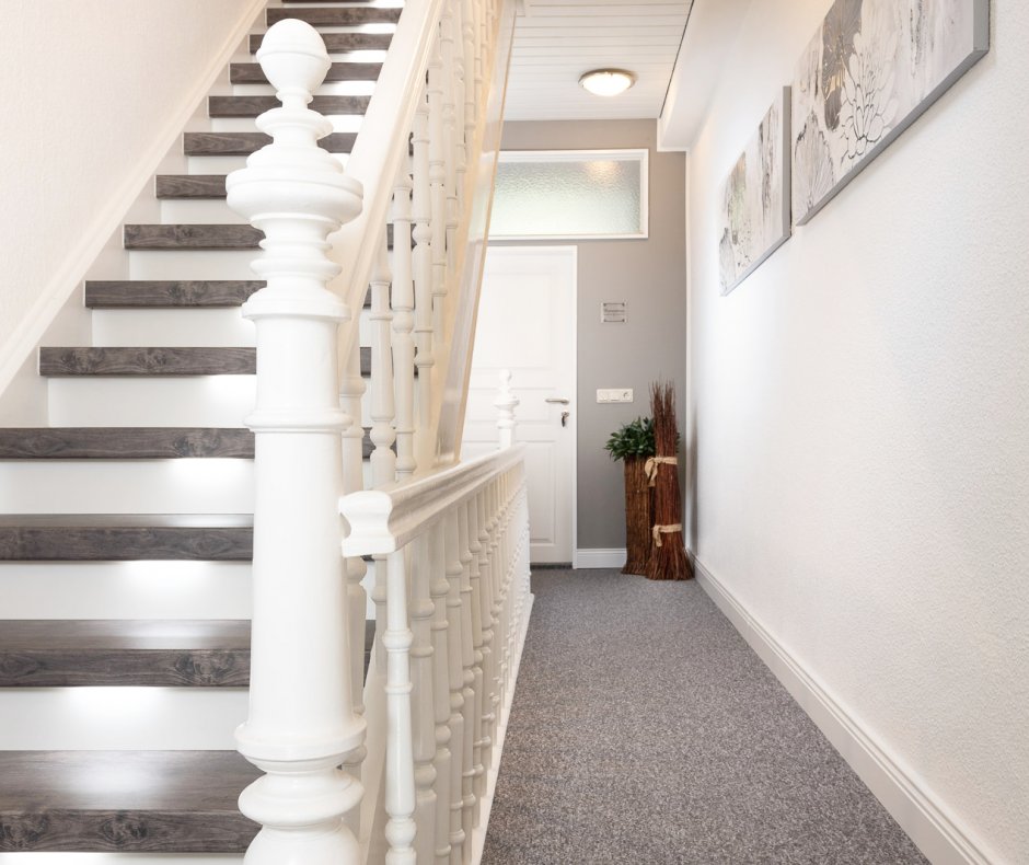 Treppe mit Stufenbeleuchtung