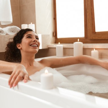 Schaumbad im Kerzenschein