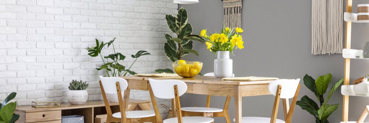 Esstisch aus Holz mit passenden Stühlen