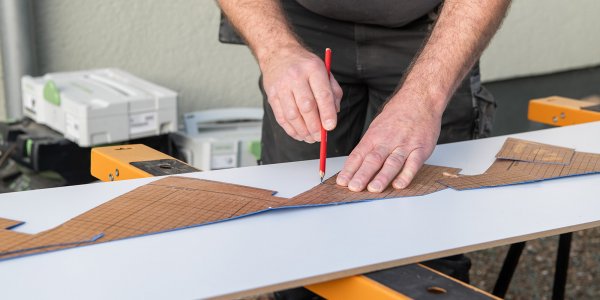 Übertragen einer Schablone auf eine Verbundplatte