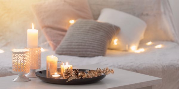 Kerzen und Deko-Schale als Tischdekoration