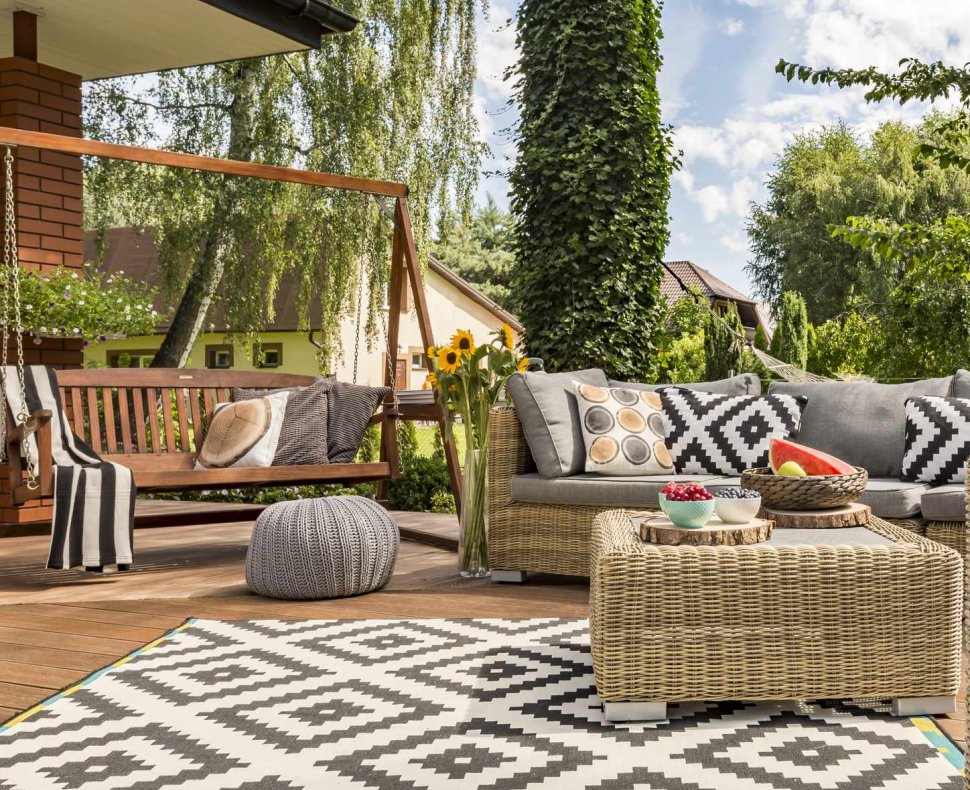 Gartenmöbel auf der Terrasse