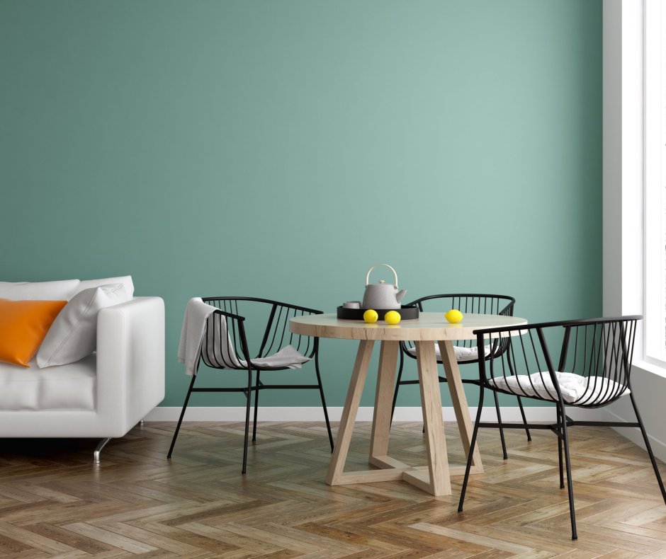 Sitzecke mit Tisch und Stühlen