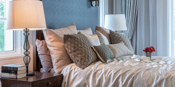 Nachttischlampe im Schlafzimmer