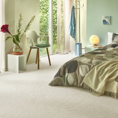 Heller Teppichboden im Schlafzimmer