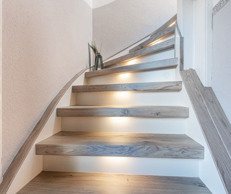 Treppe mit Stufenbeleuchtung
