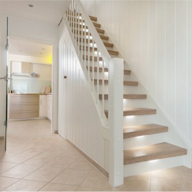 Treppe mit Stufenbeleuchtung