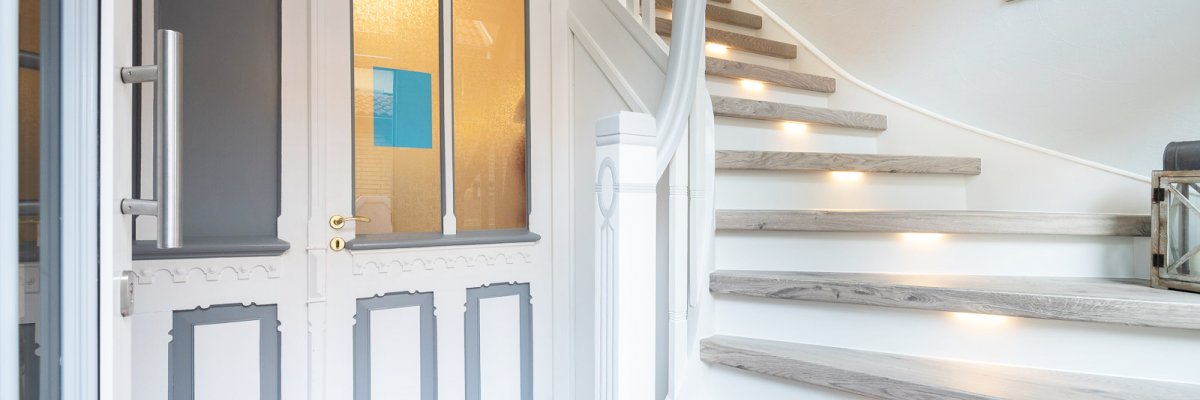 Treppe mit Stufenbeleuchtung