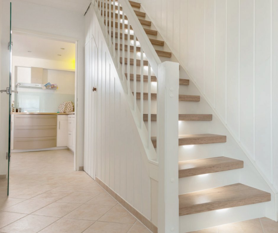 Treppe mit Stufenbeleuchtung