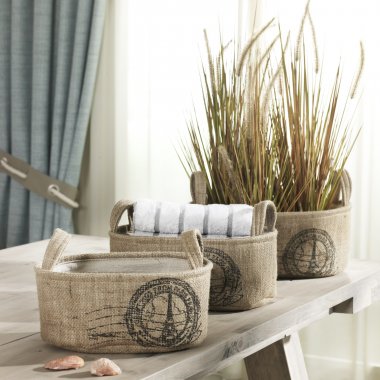 Kunstpflanzen und Aufbewahrungskörbe fürs Badezimmer