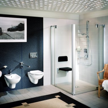 Badezimmer mit Glasdusche