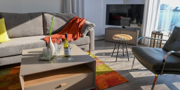 Sofa und Couchtisch im Gästezimmer