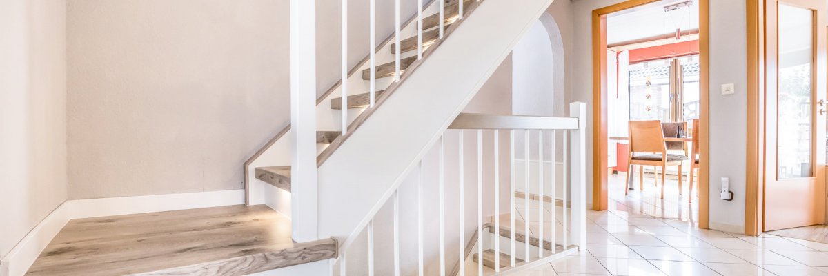 Treppe mit Stufenbeleuchtung