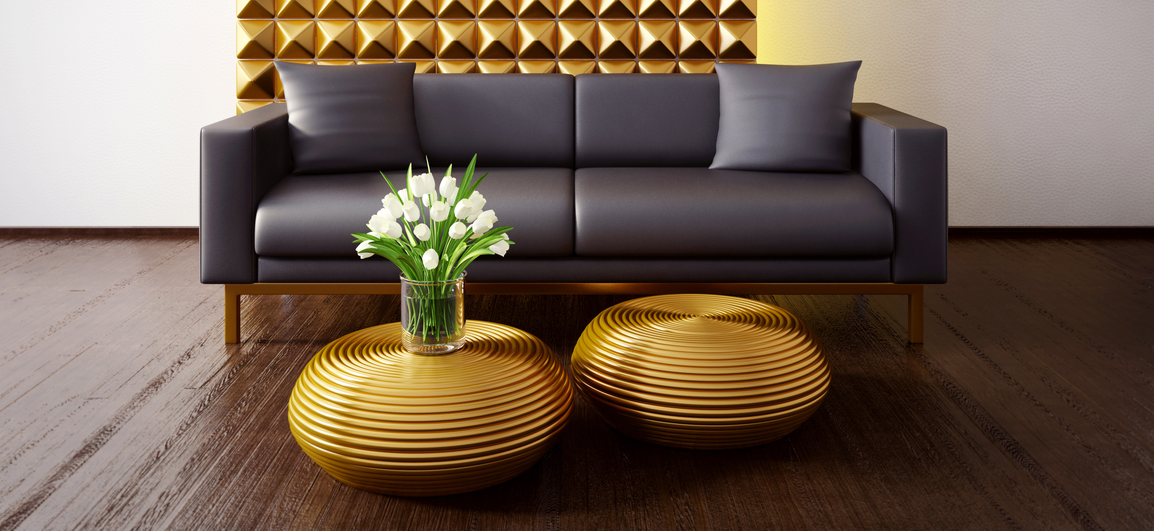 Ledercouch und goldene Couchtische